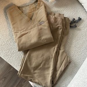 Figs Latte jogger scrub set